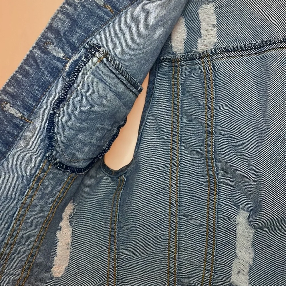 - $11 was $20 ChiQle distressed jean jacket medium wash size small 90’s